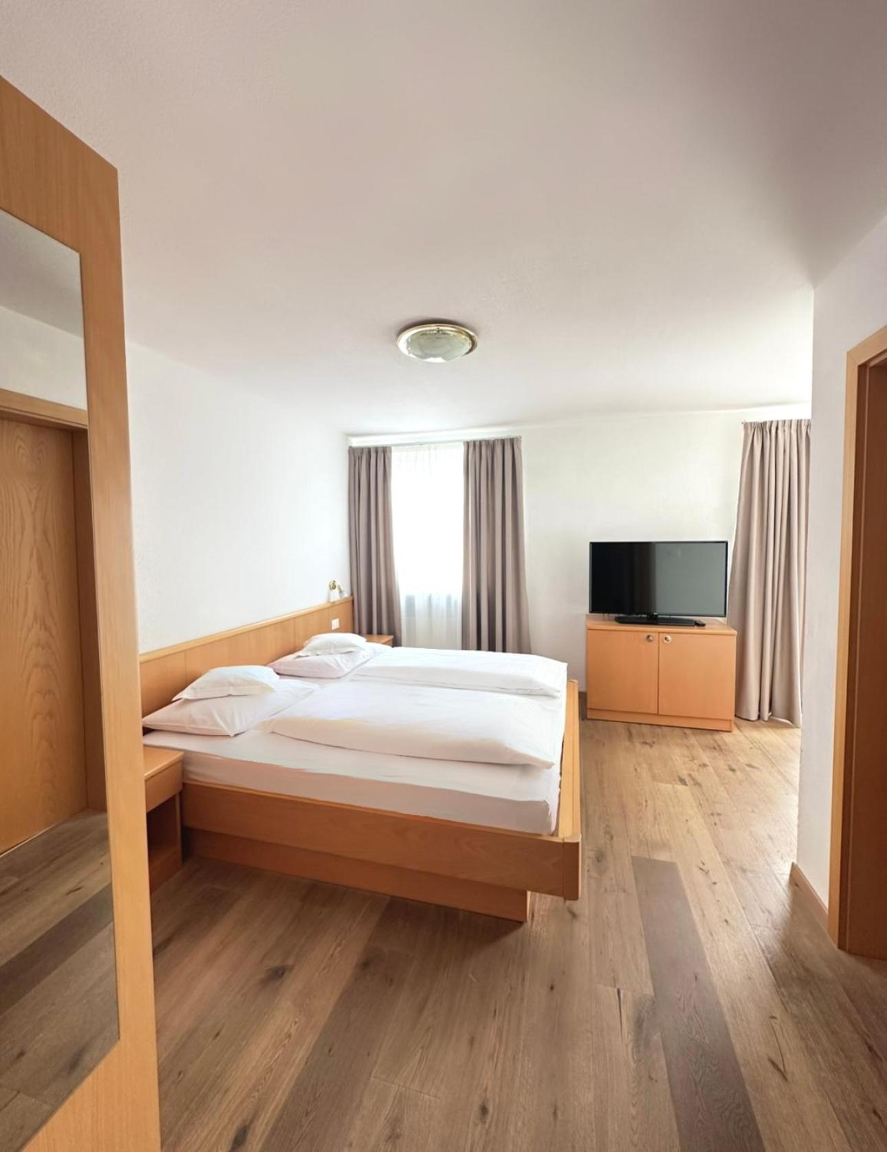 Garni Hotel Dorothea Tirolo Eksteriør billede